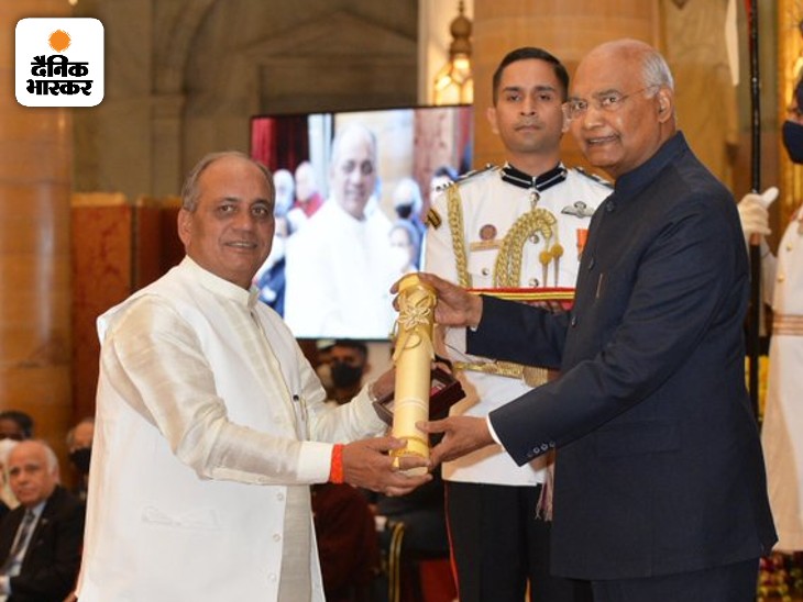 उत्तर प्रदेश के पूर्व मुख्यमंत्री स्वर्गीय कल्याण सिंह को पद्म विभूषण पुरस्कार (मरणोपरांत) मिला है। उनके बेटे राजवीर सिंह ने पुरस्कार प्राप्त किया।