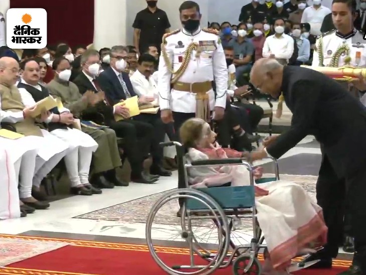 गायिका सुलोचना चव्हाण को राष्ट्रपति रामनाथ कोविंद से पद्मश्री मिला।