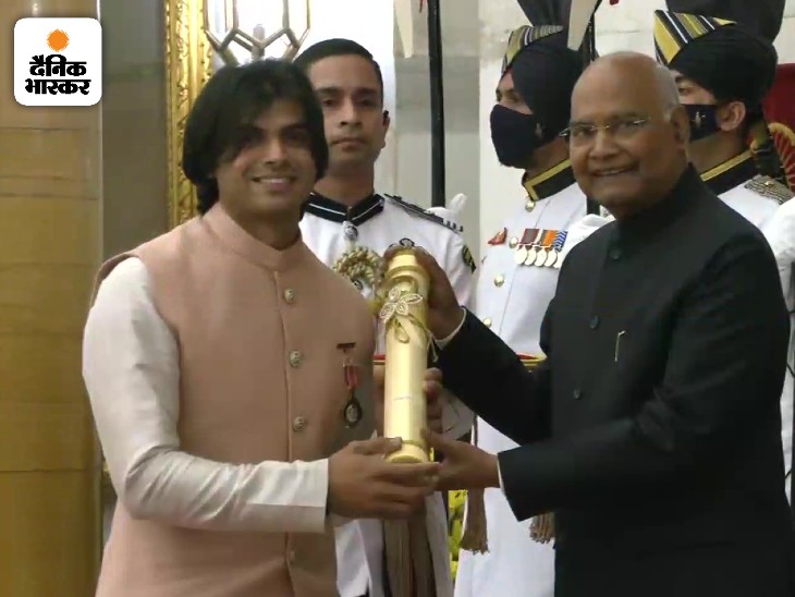 टोक्यो ओलंपिक स्वर्ण पदक विजेता नीरज चोपड़ा को राष्ट्रपति राम नाथ कोविंद ने पद्मश्री से नवाजा।