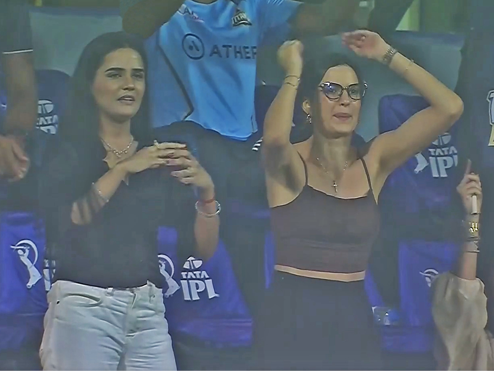 हार्दिक पंड्या की पत्नी नताशा स्टेनकोविक पूरे मैच के दौरान गुजरात टीम का हौसला बढ़ाती नजर आईं। विकेट गिरने पर उनका रिएक्शन देखने लायक था।