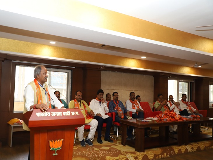 बृजमोहन अग्रवाल भी बैठक में शामिल हुए।