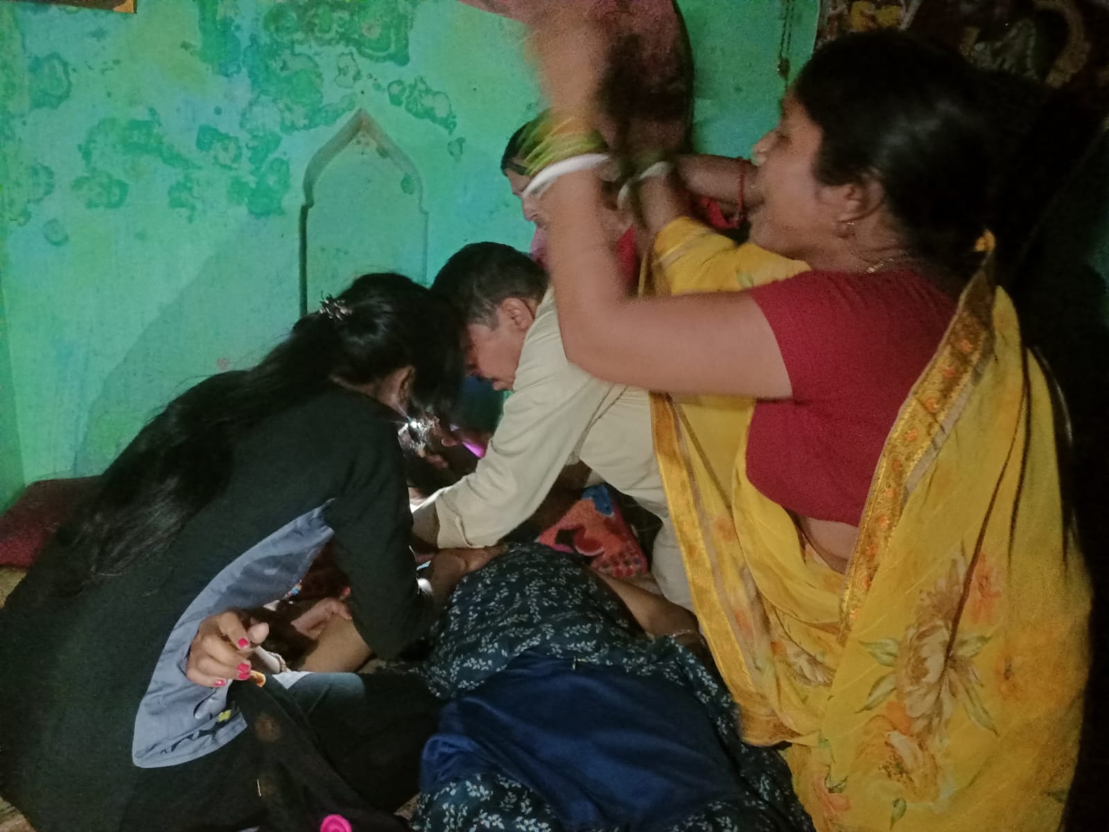 शव के पास रोते-बिलखते परिजन।