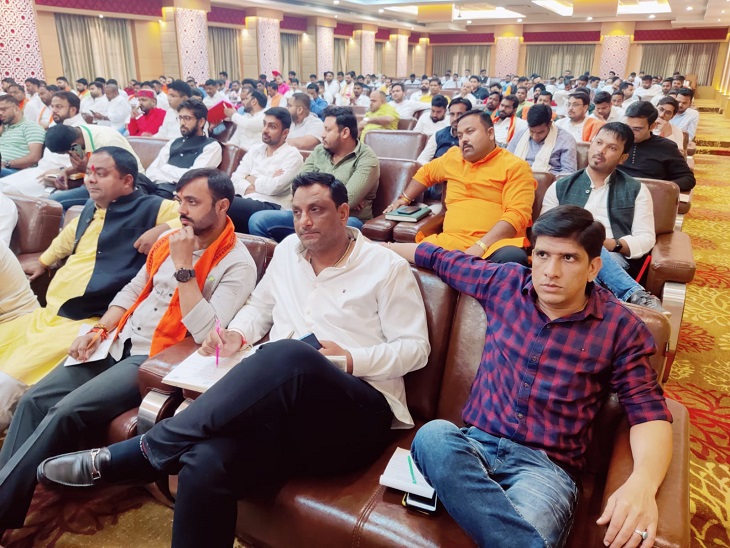 पार्टी के पदाधिकारी बैठक में मौजूद रहे।