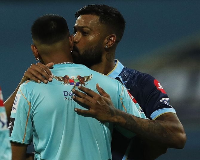 IPL इतिहास में पहली बार हुआ है, जब हार्दिक और क्रुणाल पंड्या दो अलग-अलग टीमों का हिस्सा बने हैं। मुकाबले के दौरान हार्दिक प्यार से क्रुणाल गले लगाते और चूमते नजर आए।