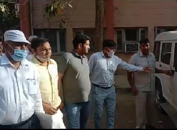 चेयरमैन रणसिंह और ईओ संजय यादव को गिरफ्तार कर ले जाती विजिलेंस।