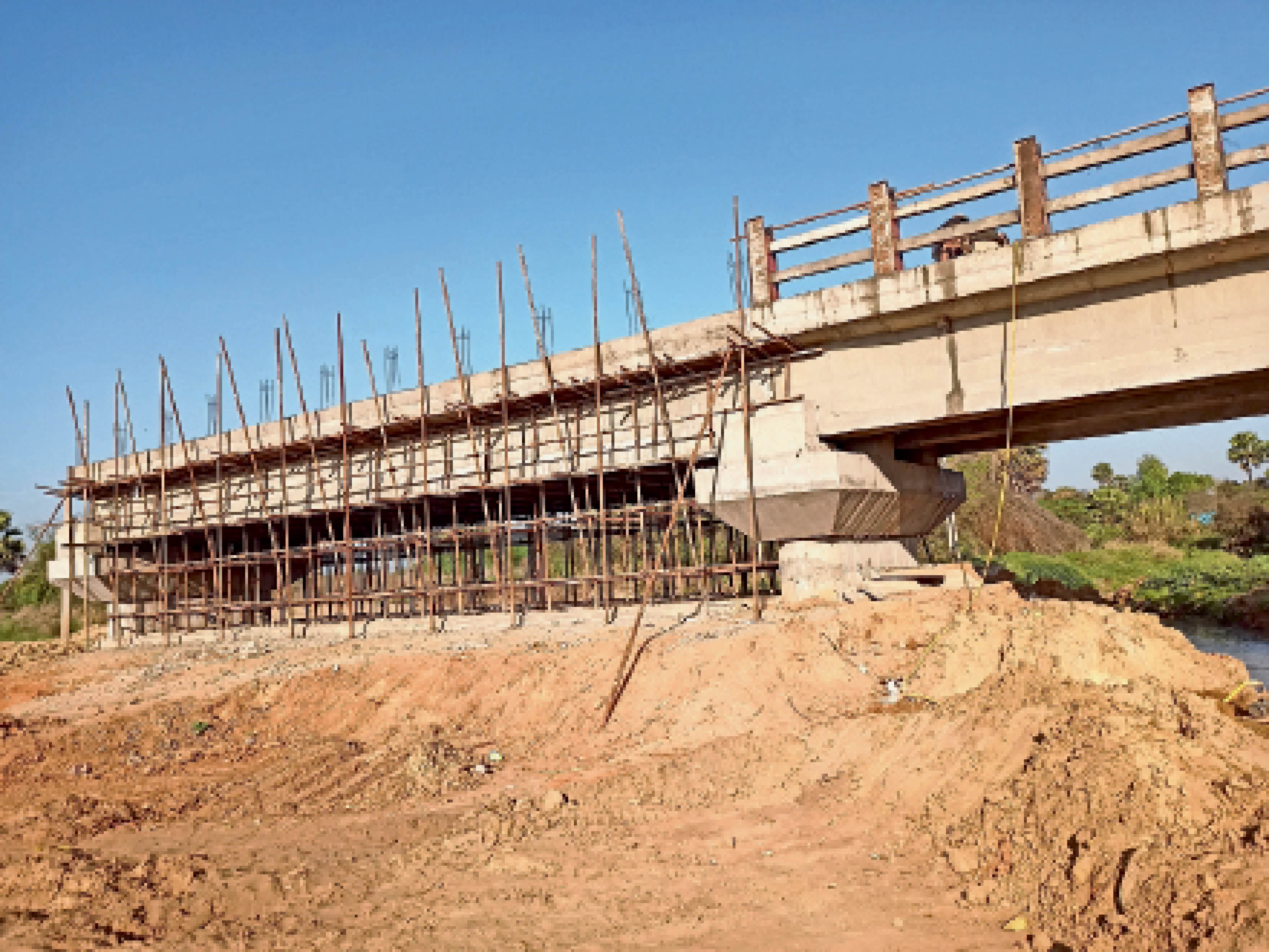 A bridge is being constructed on the Kao river at a cost of two crore rupees. | काव नदी पर निर्माणाधीन पुलिया निर्माण कार्य प्रगति पर: काव नदी पर दो करोड़ रुपए