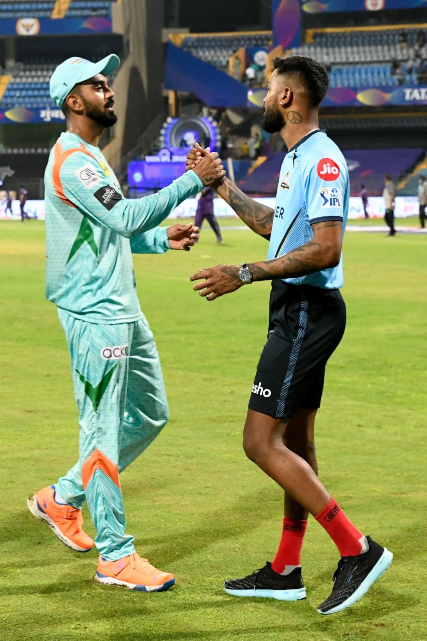 केएल राहुल और हार्दिक पंड्या काफी अच्छे दोस्त हैं। मैच के दौरान दोनों के बीच की दोस्ती मैदान पर भी नजर आई और ये देख फैंस खूब शोर भी मचा रहे थे।