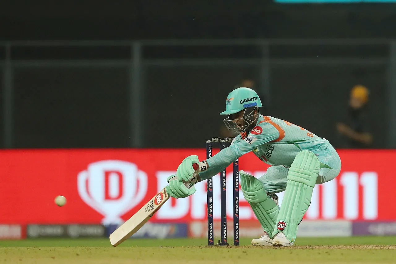 लखनऊ के लिए अपना पहला मुकाबला खेल रहे 22 साल के आयुष बदोनी ने शानदार बल्लेबाजी करते हुए 41 गेंद में 54 रन बनाए। इस दौरान उन्होंने कई कमाल के शॉट्स खेले।