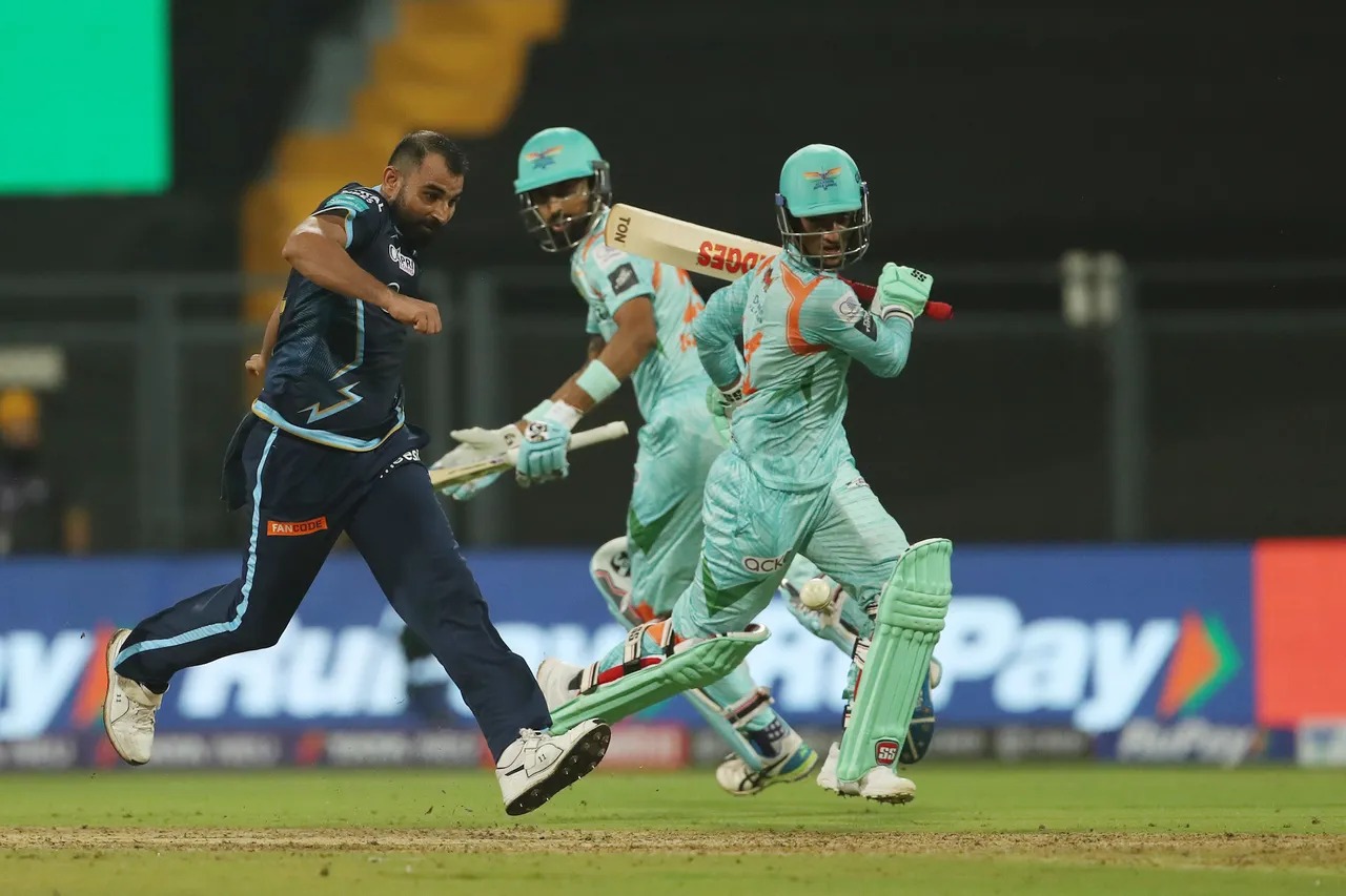 आयुष बदोनी को रन आउट करने के लिए मोहम्मद शमी ने रोनाल्डो की तरह फुटबॉल किक मारी, लेकिन गेंद विकेट पर नहीं लगी और वो बच गए।