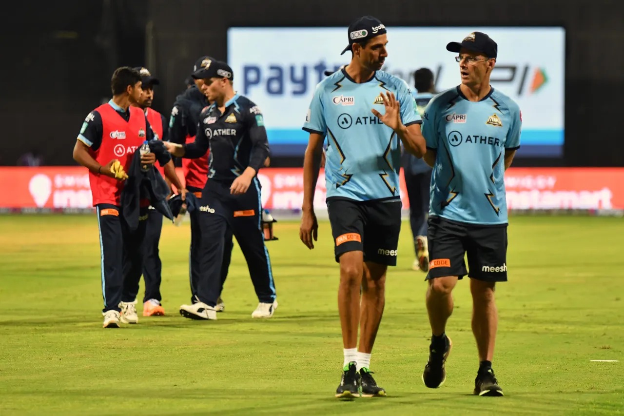 टीम इंडिया ने 2011 में वनडे वर्ल्ड कप जीता था। उस समय टीम के कोच रहे गैरी कर्स्टन और खिलाड़ी रहे आशीष नेहरा इस समय गुजरात टीम के कोच और मेंटर हैं।