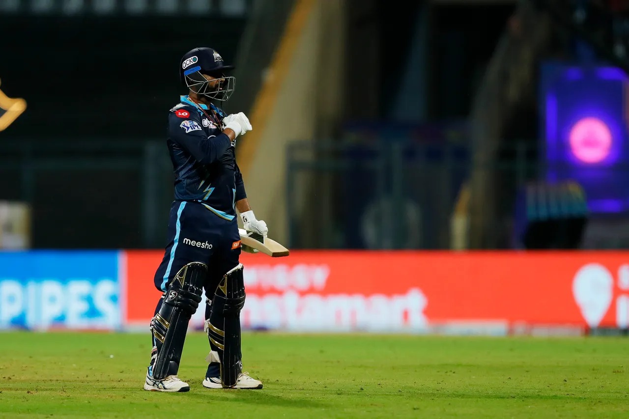 एक समय ऐसा लग रहा था कि गुजरात ये मैच हार जाएगी, लेकिन राहुल तेवतिया ने 24 गेंद पर 40 रन बनाकर अपनी टीम को आसानी से जीत दिला दी।