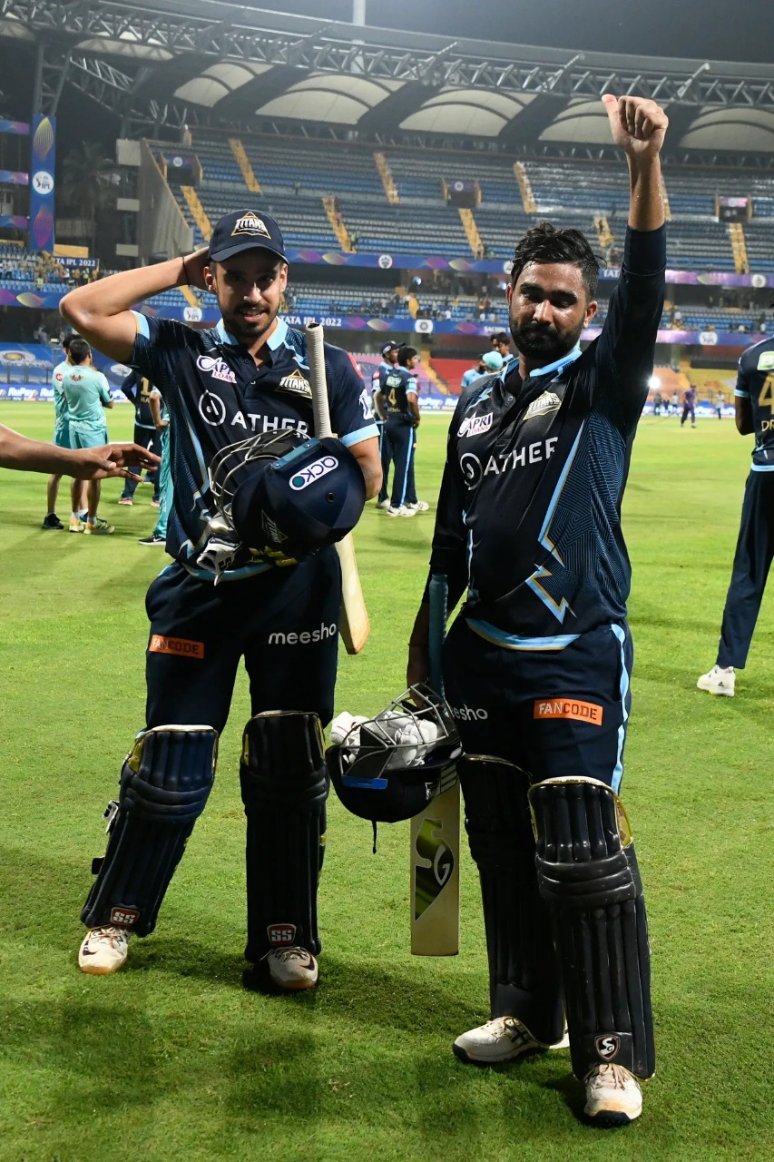 गुजरात की ओर से अभिनव मनोहर ने कमाल का डेब्यू किया, उन्होंने आखिरी ओवरों में 7 गेंद पर 15 रन बनाए और राहुल के साथ मैच जिताऊ साझेदारी निभाई।