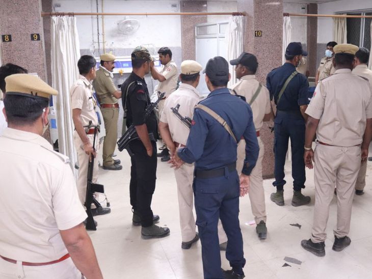 हथियारबंद पुलिस की मौजूदगी में कराया इलाज।