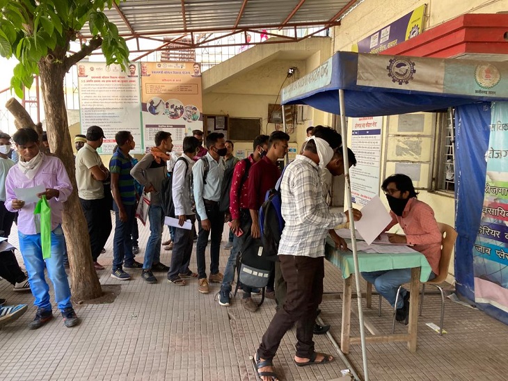 डॉक्यूमेंट जमा करवा कर अब कैंडीडेट कॉल का इंतजार कर रहे हैं।