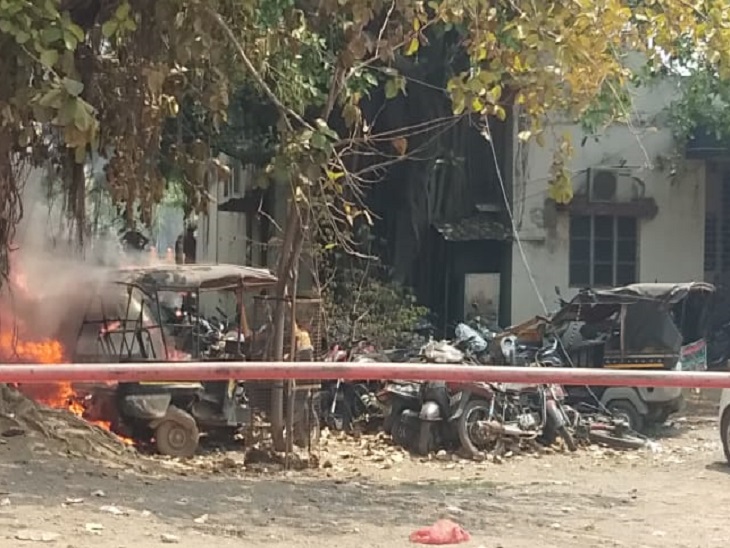 थाने से कुछ ही फीट दूरी पर हादसा।