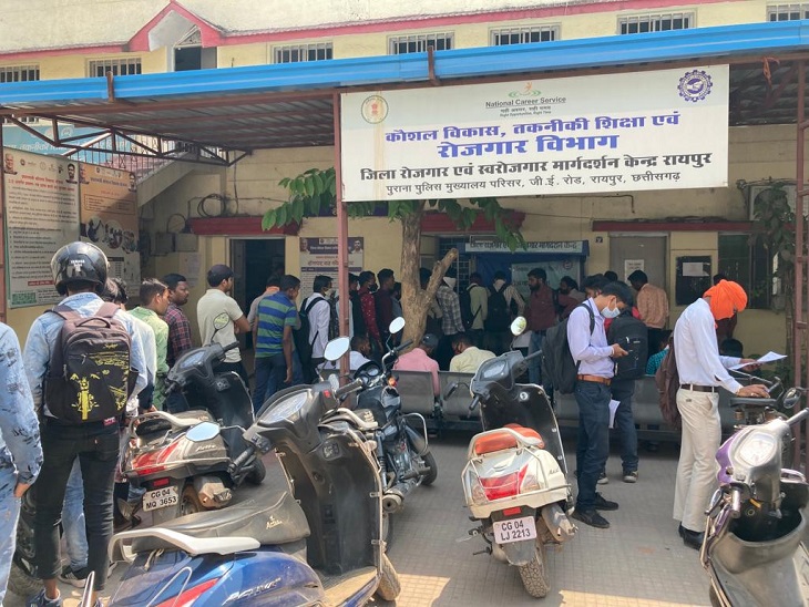 रायपुर शहर के दूर-दराज से भी लोग पहुंचे।