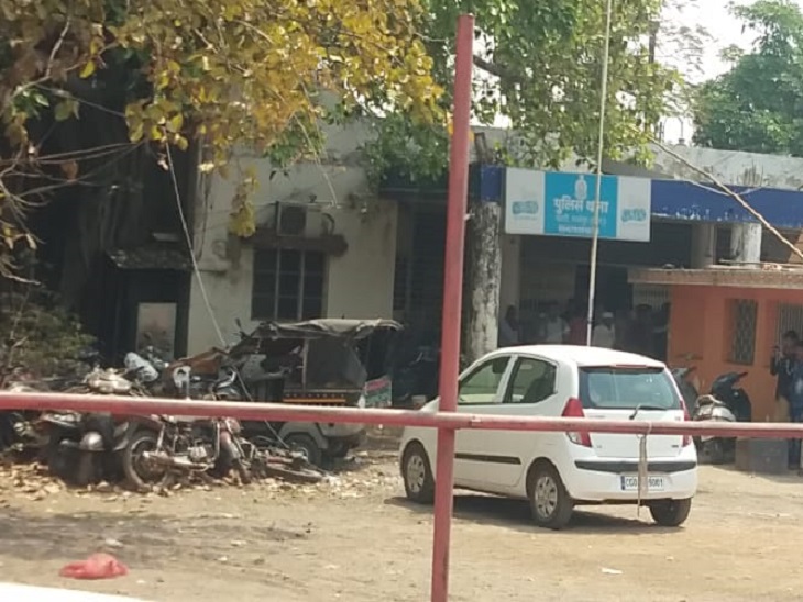 पंडरी थाने का बोर्ड नजर आ रहा है।