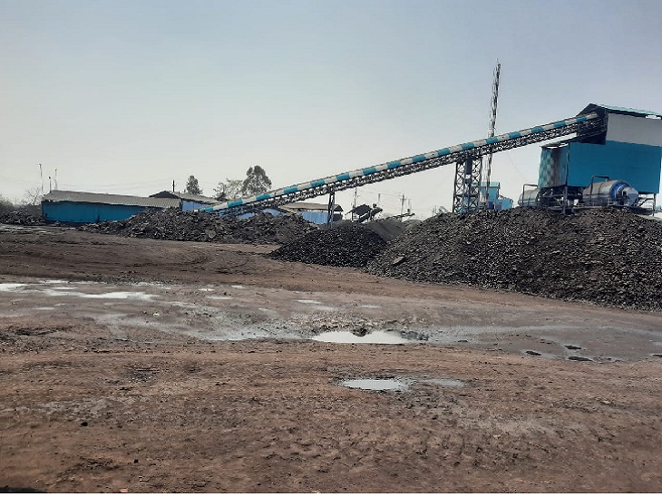 कोलवाशरी में कोयलों के डस्ट से ग्रामीणों को स्वास्थ्य खराब हो रहा है