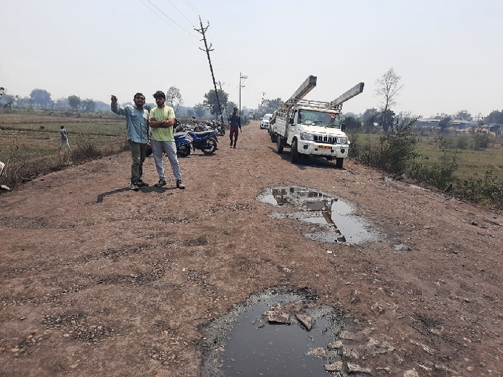 कोलवाशरी के भारी वाहनों के चलते सड़क जर्जर हो गई है, जिसे बनाने के लिए भी कोई प्रयास नहीं किया जा रहा है