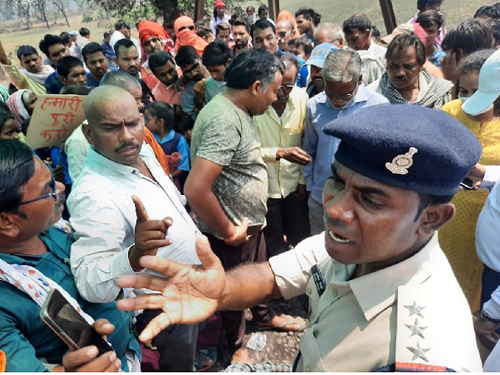 कोलवाशरी के विरोध में ग्रामीणों ने चक्काजाम कर दिया है