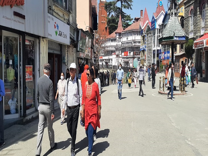 शिमला के स्कैंडल पॉइंट पर चहलकदमी करते लोग। - Dainik Bhaskar