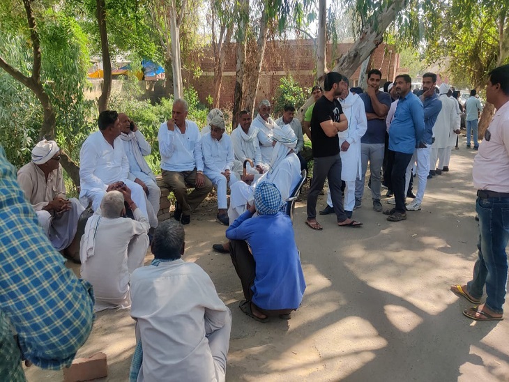 पलवल के नागरिक अस्पताल में ईश्वर के पोस्टमार्टम के दौरान ग्रामीणों के बीच मौजूद कांग्रेस विधायक करण दलाल।