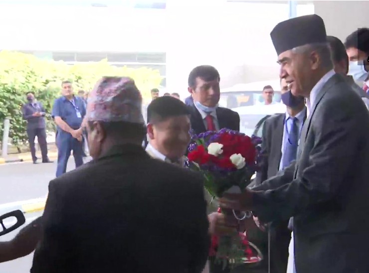 भारत पहुंचे देउबा का एयरपोर्ट पर स्वागत करते भारत के अधिकारी।
