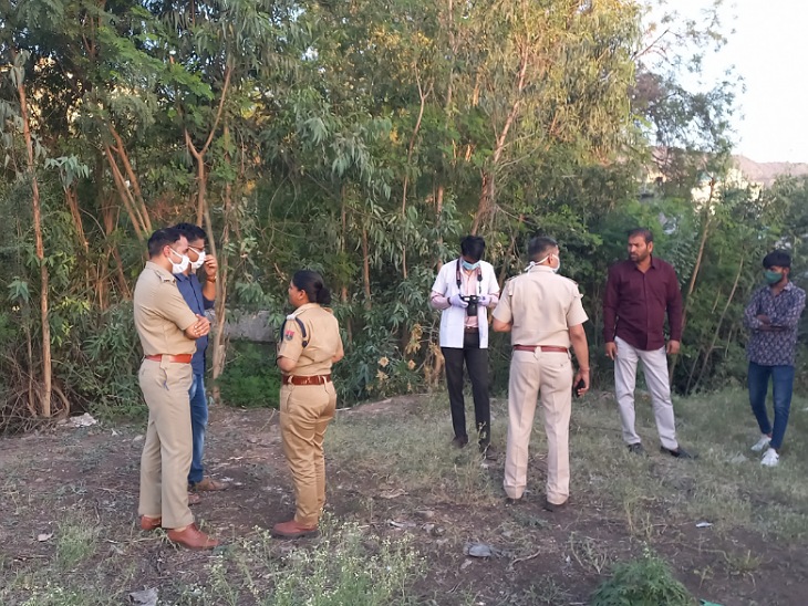 घटनास्थल का मौका मुआयना करते अधिकारी और साक्ष्य जुटाते एफएसएल की टीम