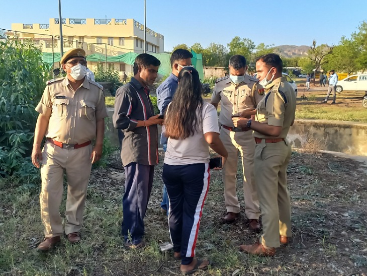 परिजनों से जानकारी लेते पुलिस के अधिकारी