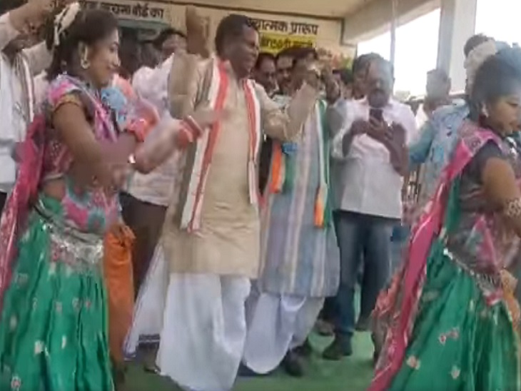 स्थानीय कलाकारों के बीच लखमा।