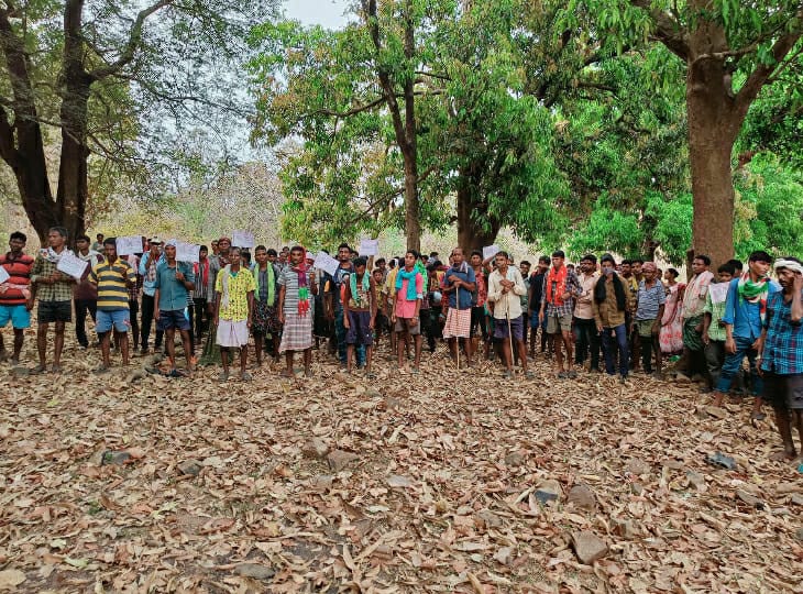 रूस-यूक्रेन के बीच चल रहे युद्ध का ग्रामीणों ने विरोध किया।