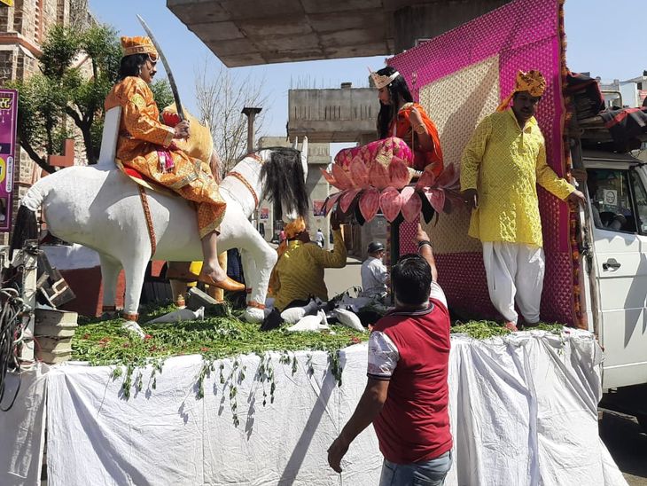 जुलूस में एक से बढ़कर एक झांकी सजाई।