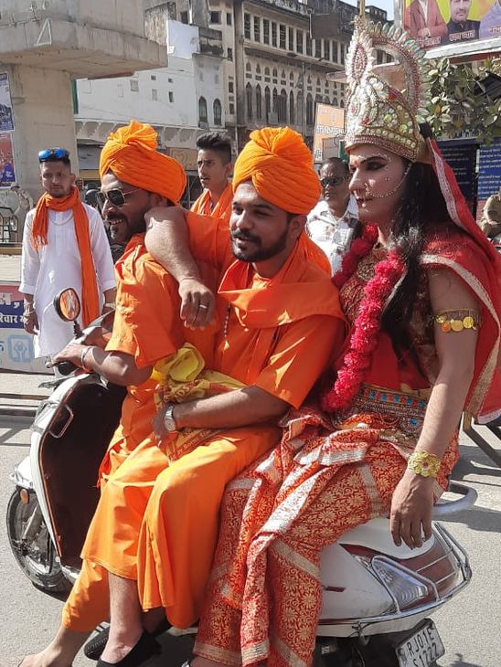 झांकी सजाने वाले कलाकार ऐसे स्कूटी पर बैठकर पहुंचे।