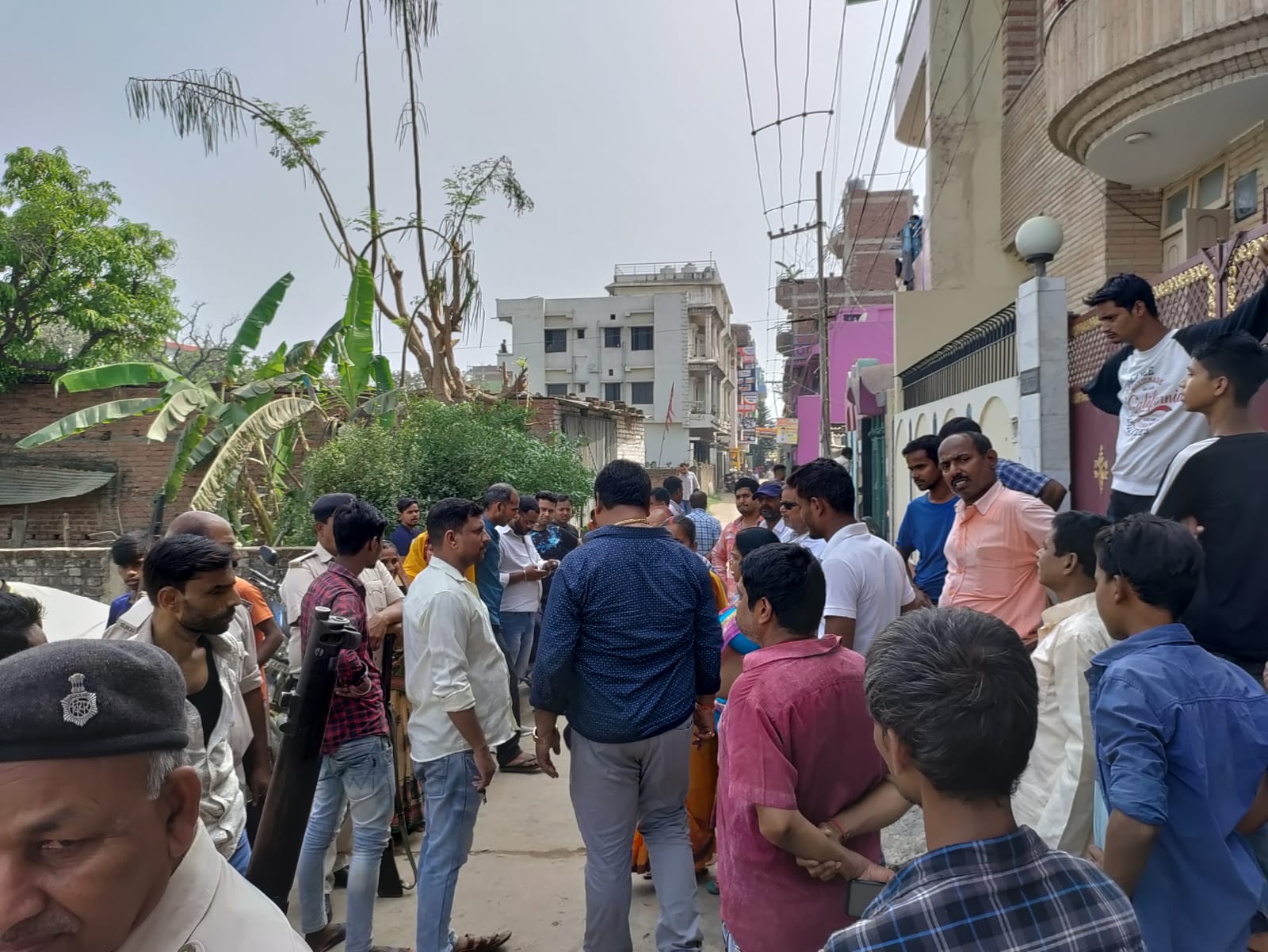 घर के बाहर जुटी भीड़।