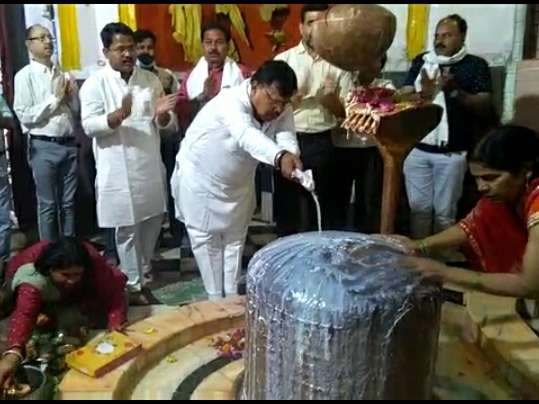 कोटेश्वर मंदिर पर पूजा कर दतिया पीतांबरा पदयात्रा करने निकले