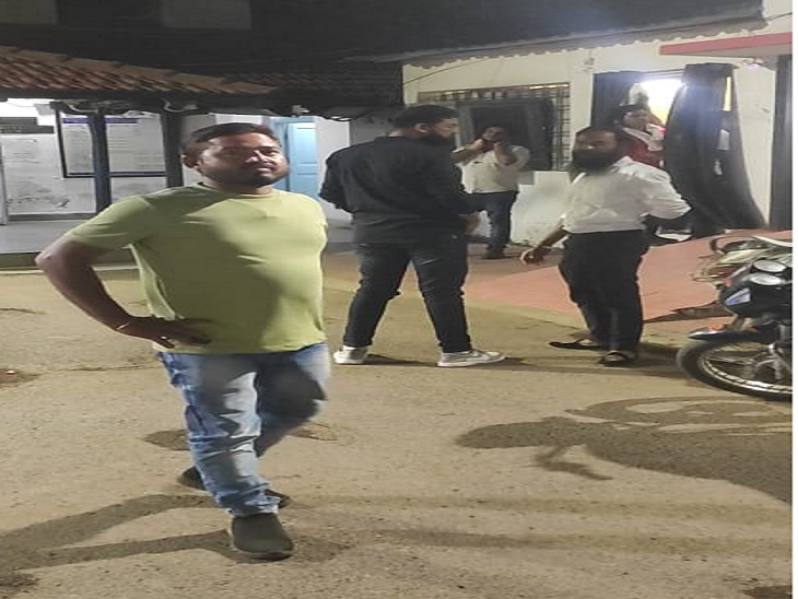 तलवार और हथियार के साथ युवकों के पकड़े जाने के बाद दूसरे पक्ष के लोग भी थाने पहुंच गए।