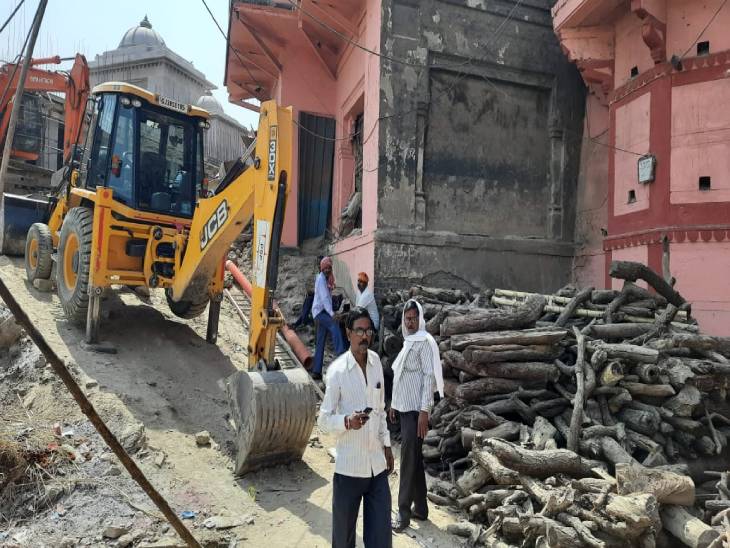 वाराणसी के मणिकर्णिका घाट स्थित बाबा मसाननाथ मंदिर के पास अतिक्रमण हटाने पहुंचे नगर निगम के बुलडोजर को आज अवैध कब्जा किए व्यापारियों ने चलने नहीं दिया। - Dainik Bhaskar