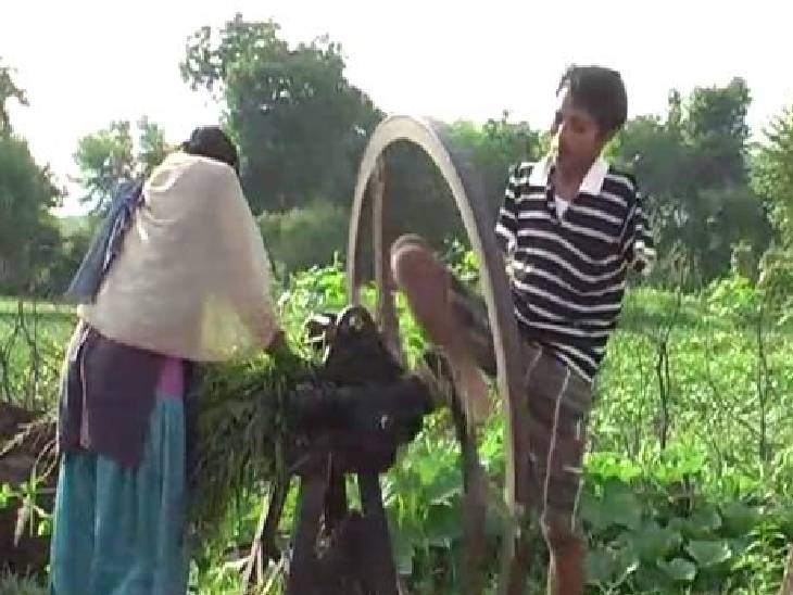 पैरों के सहारे धर्मदास घास काटने की मशीन भी चला लेते हैं।