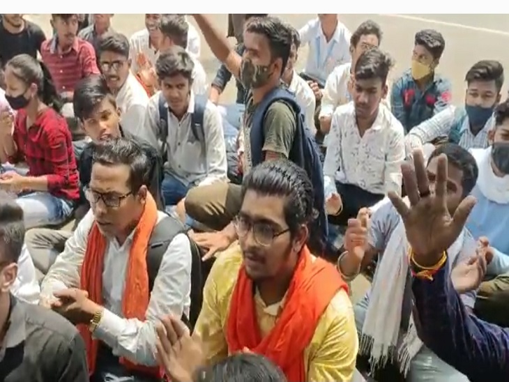 अपनी मांगों को लेकर सड़क पर बैठक गए स्टूडेंट्स