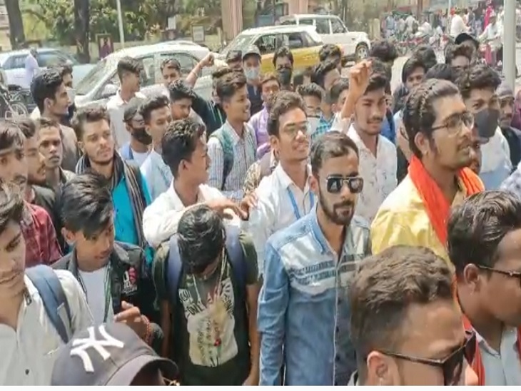 रैली निकालकर पहुंचे छात्रों ने किया प्रदर्शन