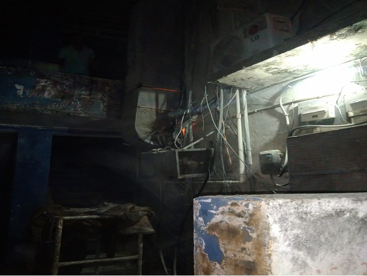 श्रीकांत वर्मा मार्ग स्थित रोल एंड शोल में आग लगी थी
