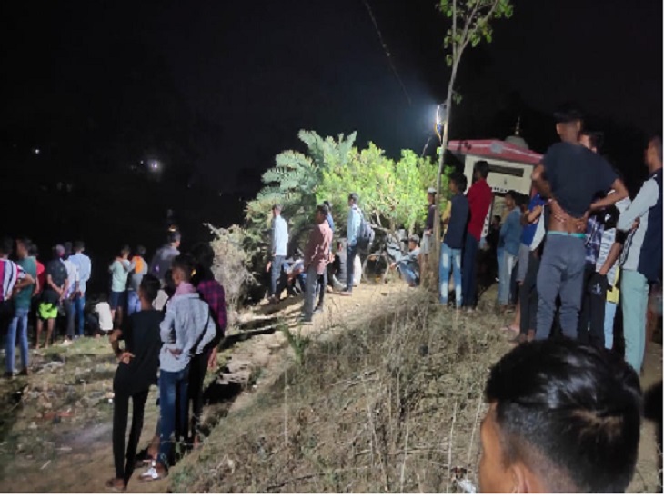 युवक के डूबने की जानकारी मिलते ही आसपास के लोगों की भीड़ जुट गई थी