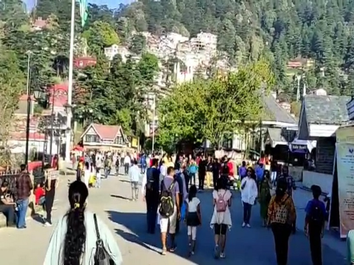 शिमला के रिज पर चलहकदमी करते हुए सैलानी।