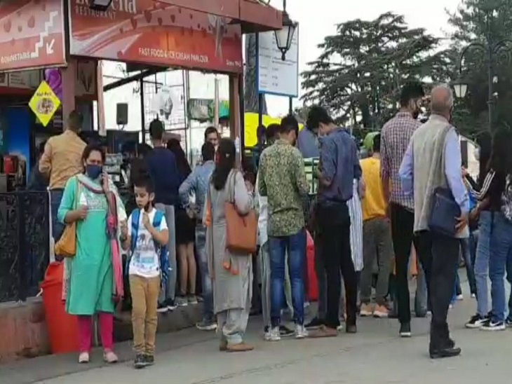 रिज पर गर्मी को भगाने के लिए सोफ्टी की दुकान के बाहर लगी लोगों की भीड़। - Dainik Bhaskar