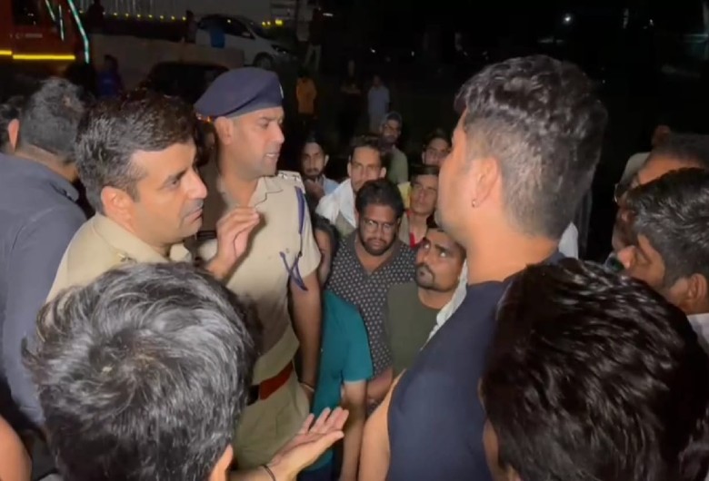 जाम के दौरान ग्रामीणों को समझाते डीएसपी।