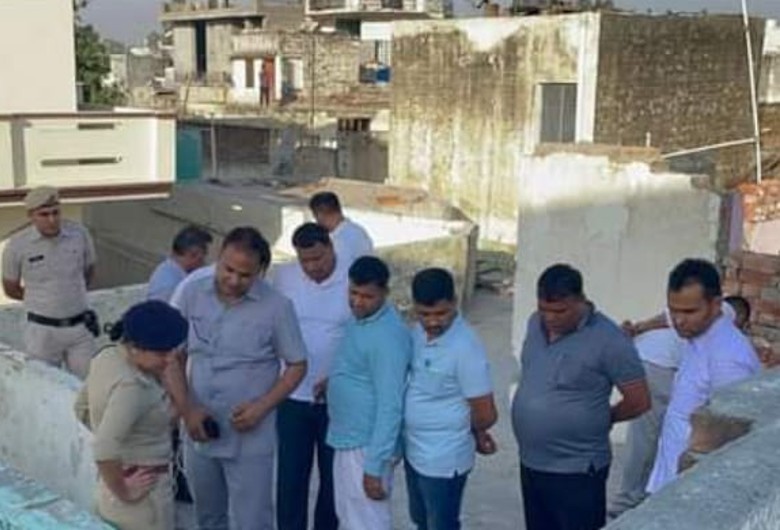 छत से शव मिलने की जगह देखते एएसपी हिमांद्री कौशिक।