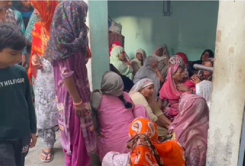 विलाप करते हुए परिजन।