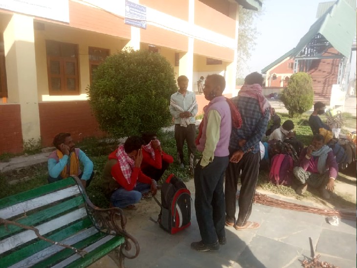 मजदूरों का समूह मंगलवार को श्रीनगर रेलवे स्टेशन पर अपने राज्यों में वापस जाने के लिए इकट्ठा हुआ