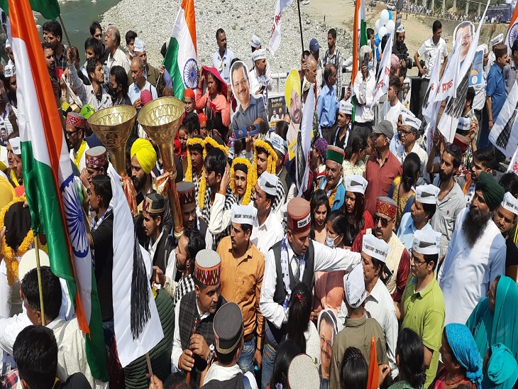 आम आदमी पार्टी की रैली में शामिल होने के लिए मंडी में पहुंचे लोग।