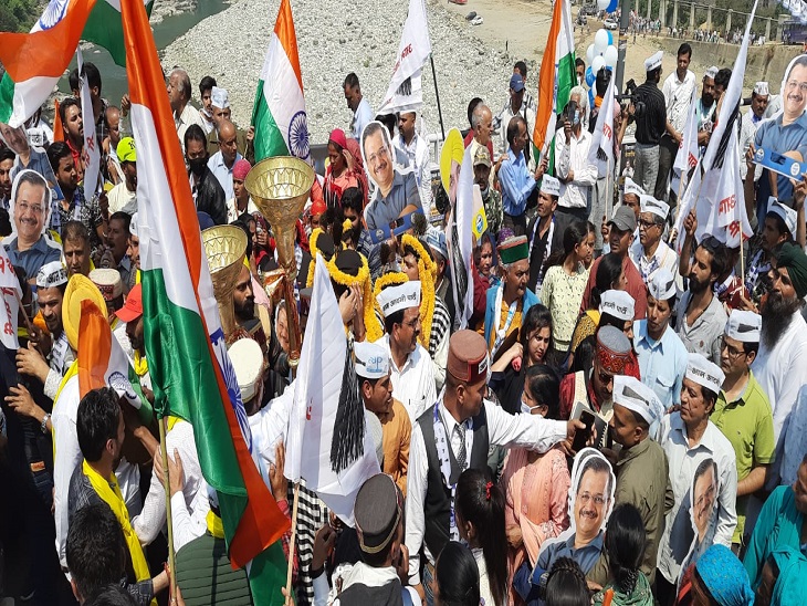 पारंपरिक वेशभूषा और पारंपरिक बाध्य यंत्रों के साथ रोड शो में पहुंच रहे लोग।